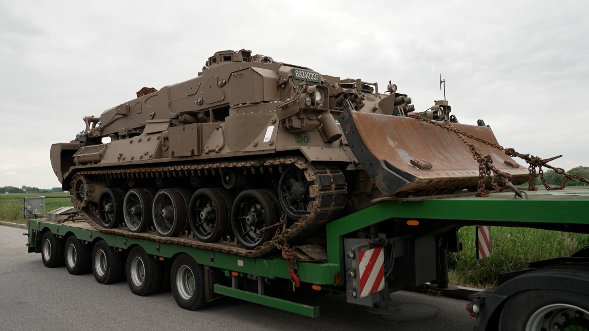 Auf der A92 bei Gottfrieding hat die Polizei einen Schwertransporter kontrolliert. Und dabei stellte sich heraus, dass da bei den Ladepapieren wohl doch ein kleiner Fehler vorlag. Denn statt des angegebenen Gerüsts war auf der Ladefläche ein Panzer.