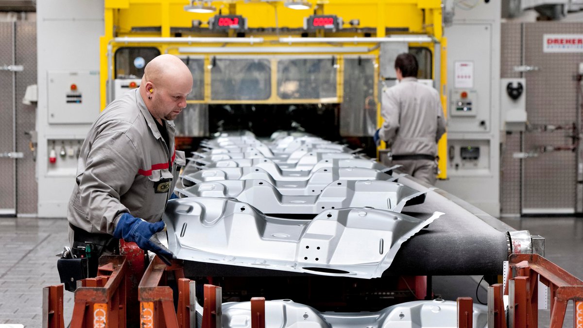 Audi-Mitarbeiter stapeln fertige Karosserieteile im Presswerk des Standorts Ingolstadt.
