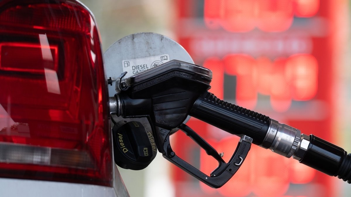 Ein Tankstutzen steckt an einer Tankstelle in der Tanköffnung eines Fahrzeugs. | Bild: dpa-Bildfunk/Sebastian Kahnert Ein Tankstutzen steckt an einer Tankstelle in der Tanköffnung eines Fahrzeugs.