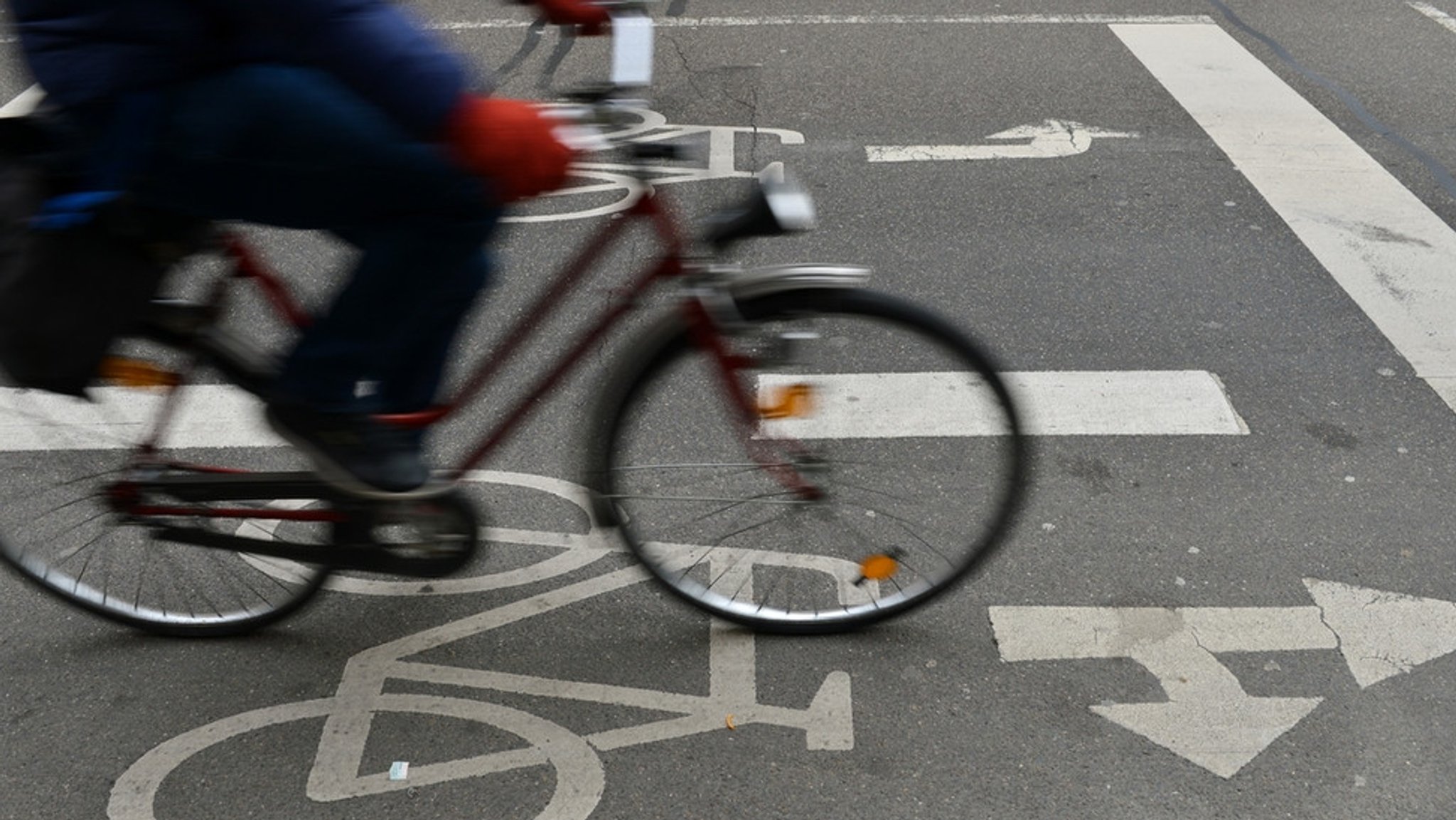 Ein Fahrradfahrer auf einem Fahrradweg. 