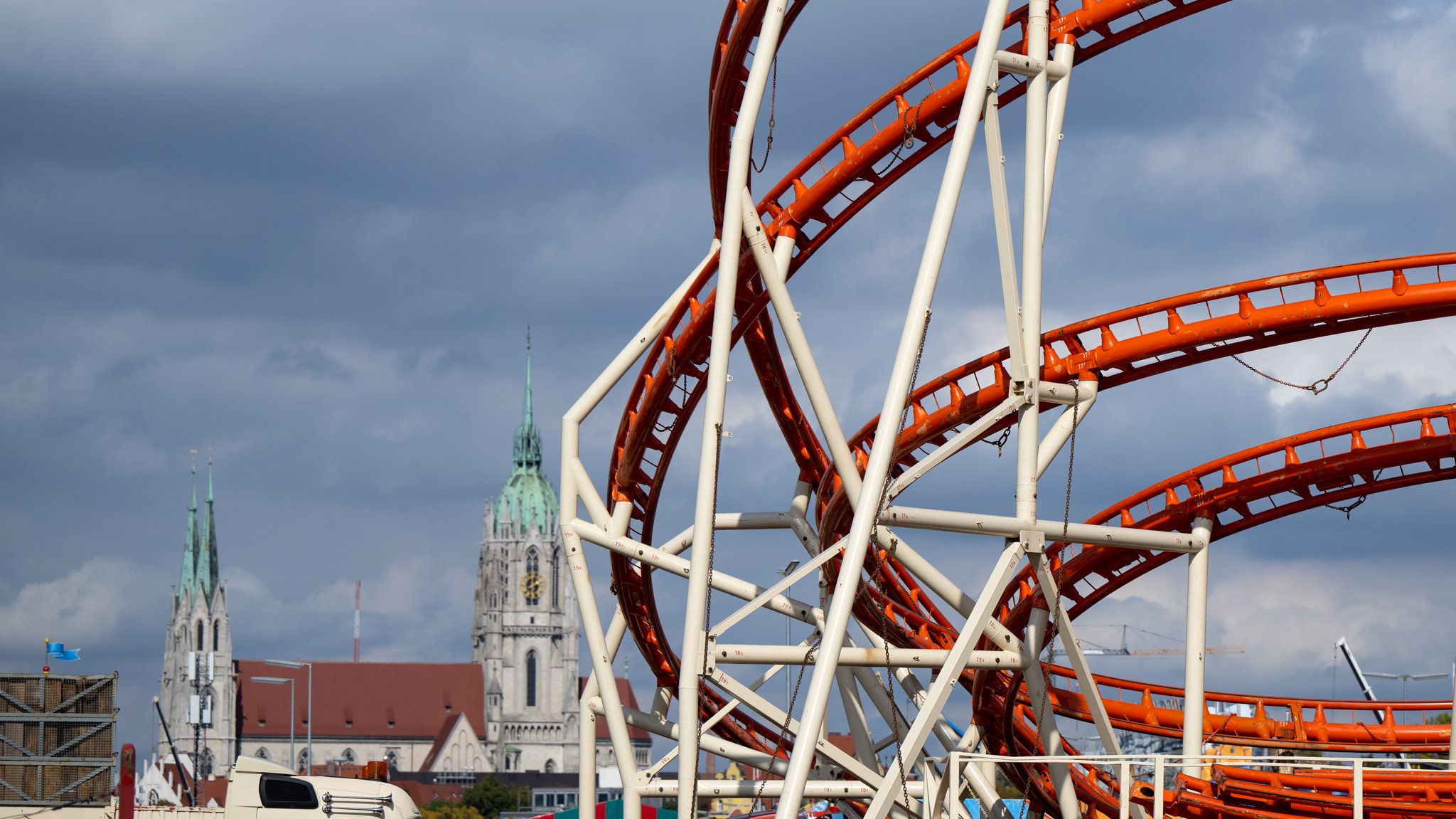 Abbau eines Fahrgeschäfts auf dem Münchner Oktoberfest. Aufnahme vom 6.10.2022 