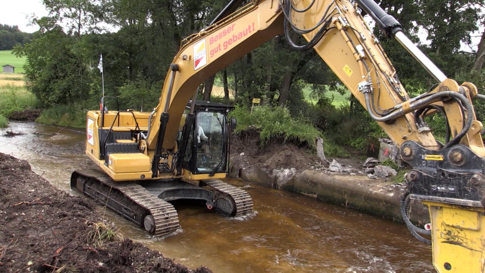 Ein Bagger reißt das Wehr an der Weiler Mühle bei Bidingen ab. Der Hühnerbach soll renaturiert werden.