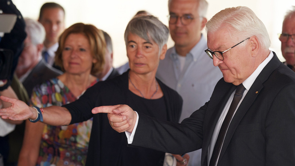 Bundespräsident Frank-Walter Steinmeier spricht bei seinem Besuch im Ahrtal mit Betroffenen der Flukatastrophe.
