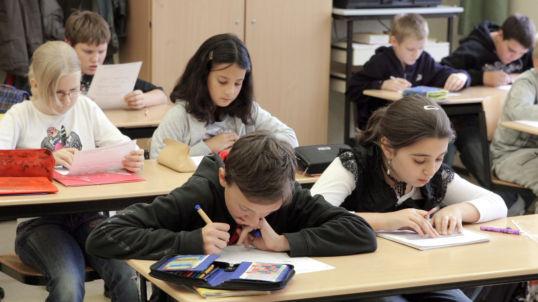Kinder in einer Mittelschul-Klasse. 