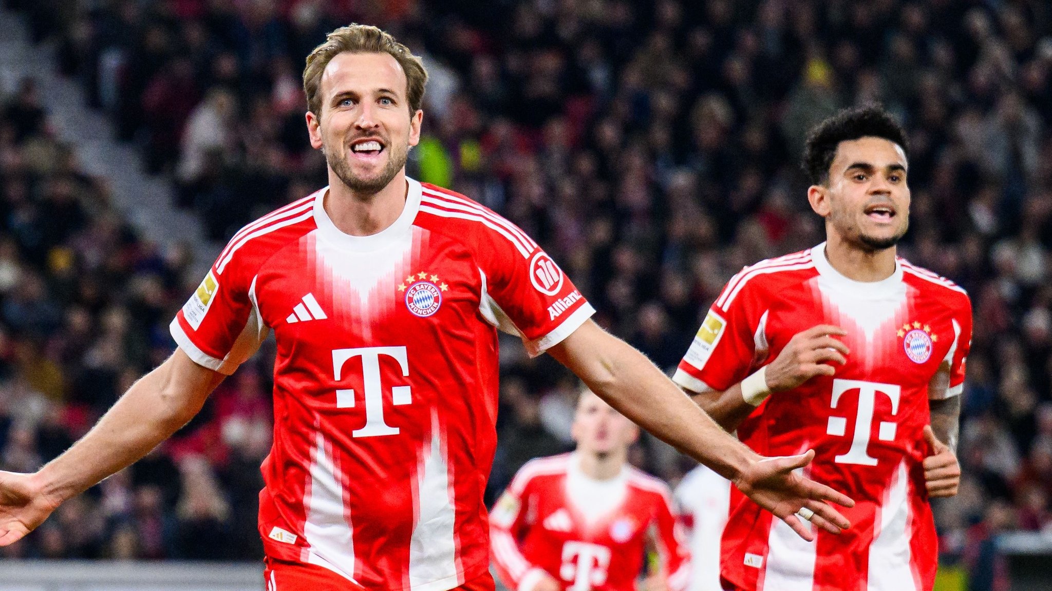 dpatopbilder - 06.12.2025, Baden-Württemberg, Stuttgart: Fußball, Bundesliga, VfB Stuttgart - FC Bayern München, 13. Spieltag, MHPArena. Harry Kane (l, Bayern München) jubelt nach seinem Tor zum 0:4. Foto: Tom Weller/dpa - WICHTIGER HINWEIS: Gemäß den Vorgaben der DFL Deutsche Fußball Liga bzw. des DFB Deutscher Fußball-Bund ist es untersagt, in dem Stadion und/oder vom Spiel angefertigte Fotoaufnahmen in Form von Sequenzbildern und/oder videoähnlichen Fotostrecken zu verwerten bzw. verwerten zu lassen. +++ dpa-Bildfunk +++ | Bild: dpa-Bildfunk/Tom Weller dpatopbilder - 06.12.2025, Baden-Württemberg, Stuttgart: Fußball, Bundesliga, VfB Stuttgart - FC Bayern München, 13. Spieltag, MHPArena. Harry Kane (l, Bayern München) jubelt nach seinem Tor zum 0:4. Foto: Tom Weller/dpa - WICHTIGER HINWEIS: Gemäß den Vorgaben der DFL Deutsche Fußball Liga bzw. des DFB Deutscher Fußball-Bund ist es untersagt, in dem Stadion und/oder vom Spiel angefertigte Fotoaufnahmen in Form von Sequenzbildern und/oder videoähnlichen Fotostrecken zu verwerten bzw. verwerten zu lassen. +++ dpa-Bildfunk +++