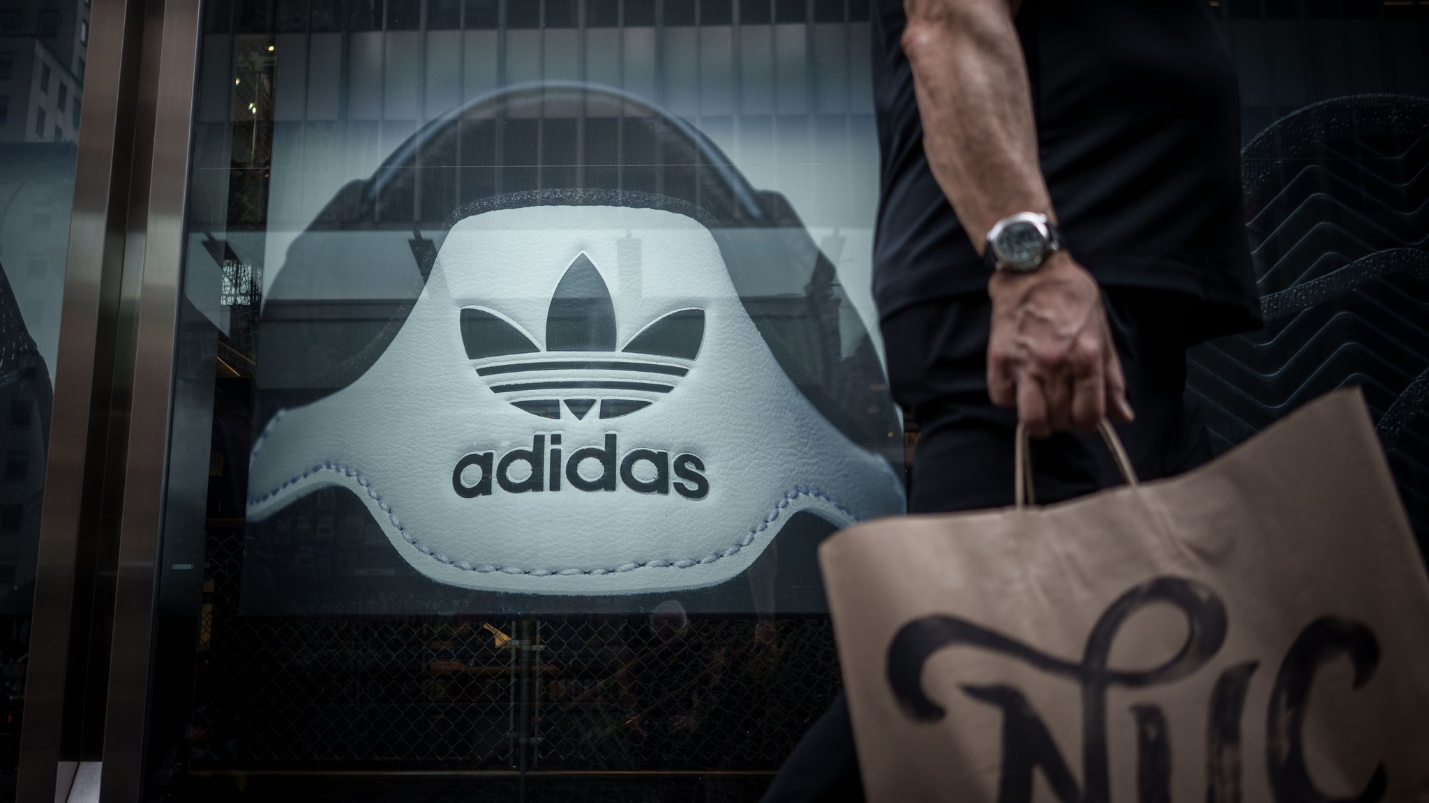 Eine Adidas-Werbung in New York | Bild: picture alliance/dpa | Michael Kappeler Eine Adidas-Werbung in New York