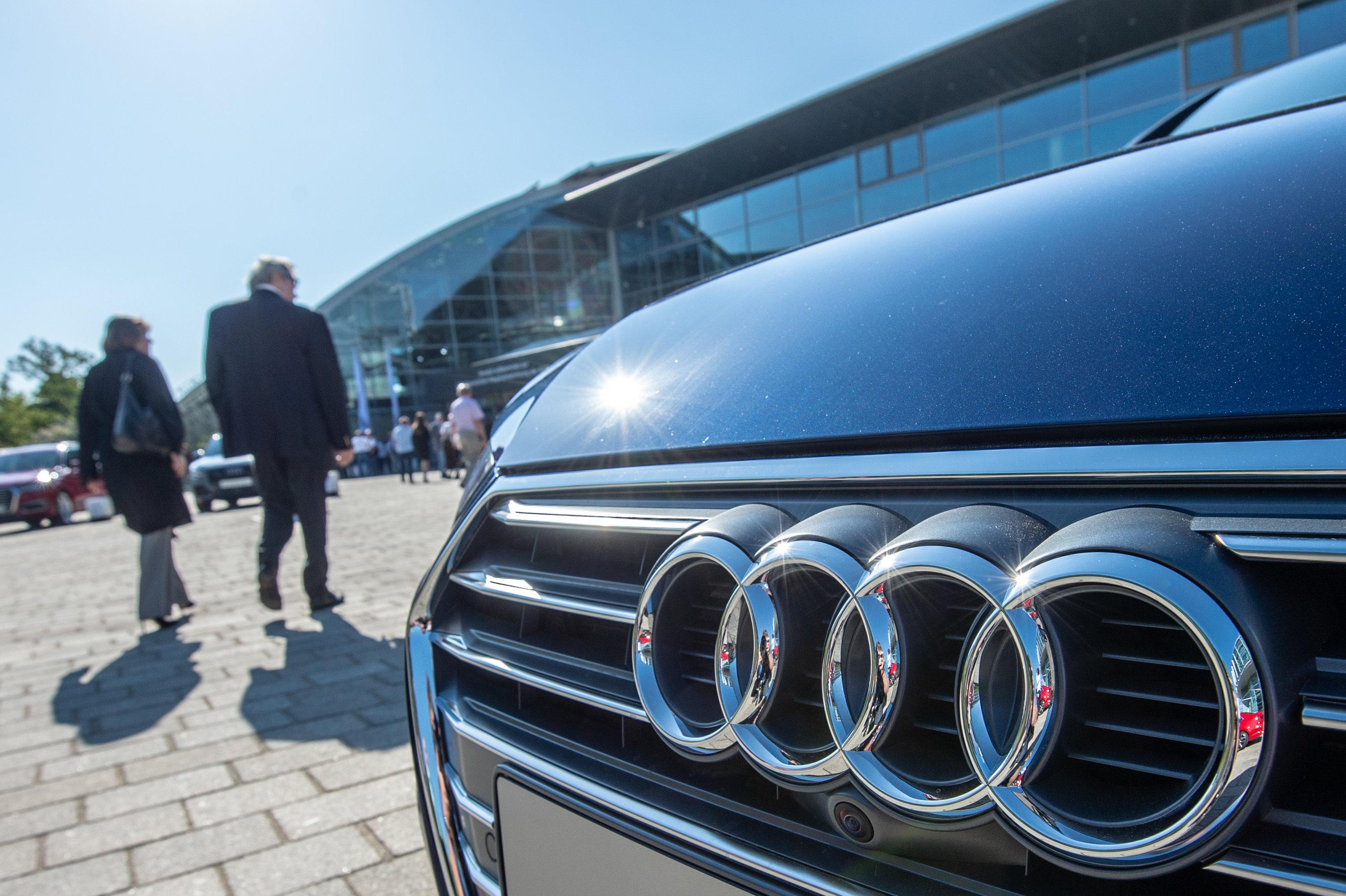 Audi Fahrzeug vor der Konzernzentrale in Ingolstadt