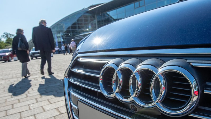 Audi Fahrzeug vor der Konzernzentrale in Ingolstadt | Bild: dpa-Bildfunk/Armin Weigel Audi Fahrzeug vor der Konzernzentrale in Ingolstadt