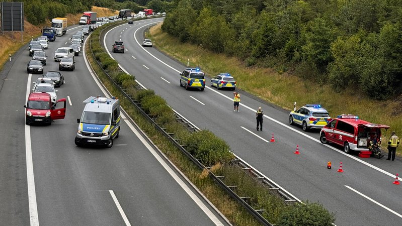 Mit einem Großaufgebot an Einsatzkräften und einem Hubschrauber sucht die Polizei an der Autobahn A93 bei Schönwald seit dem Nachmittag nach einem gewaltbereiten Mann. | Bild: NEWS5 / Stephan Fricke Mit einem Großaufgebot an Einsatzkräften und einem Hubschrauber sucht die Polizei an der Autobahn A93 bei Schönwald seit dem Nachmittag nach einem gewaltbereiten Mann.