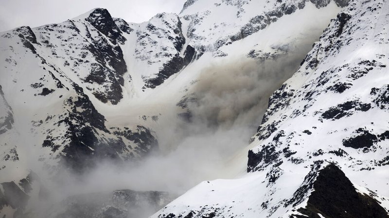 19.05.2025, Schweiz, Blatten: Staub von einem Felssturz steigt auf, an einer Flanke des Berges Bietschhorn im Lötschental, aufgenommen von der Ortschaft Wiler. | Bild: dpa-Bildfunk/Peter Klaunzer 19.05.2025, Schweiz, Blatten: Staub von einem Felssturz steigt auf, an einer Flanke des Berges Bietschhorn im Lötschental, aufgenommen von der Ortschaft Wiler.