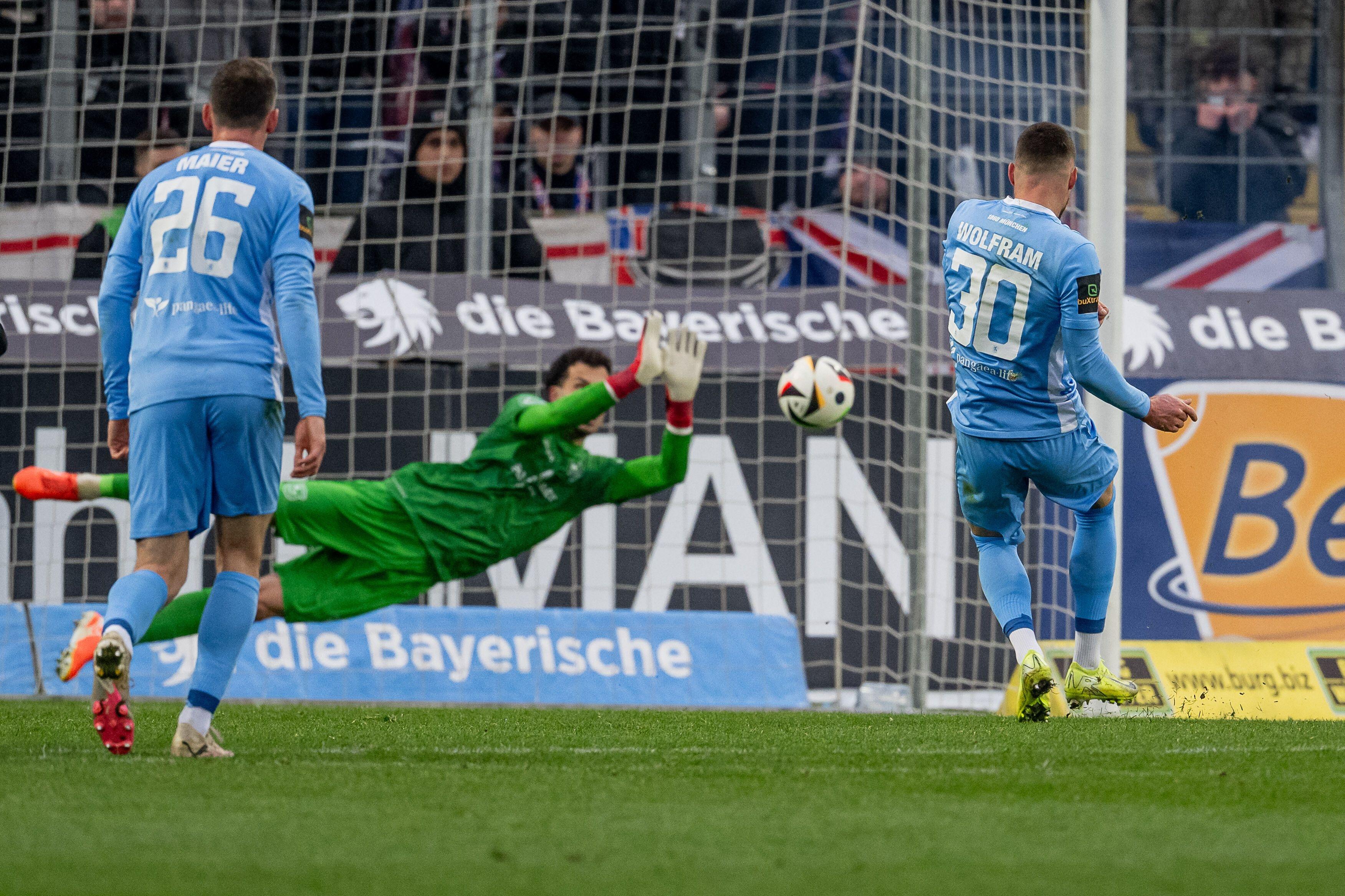 Maximilian Wolfram vom TSV 1860 München verschießt einen Elfmeter gegen Unterhaching