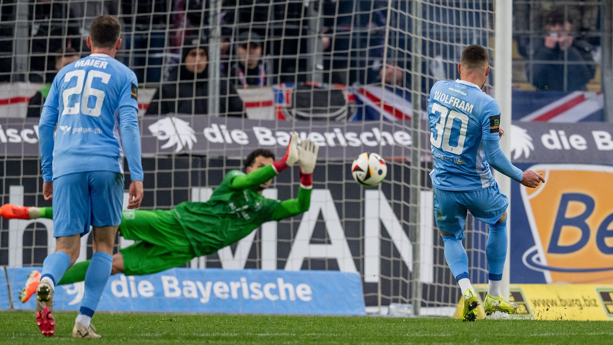 Maximilian Wolfram vom TSV 1860 München verschießt einen Elfmeter gegen Unterhaching