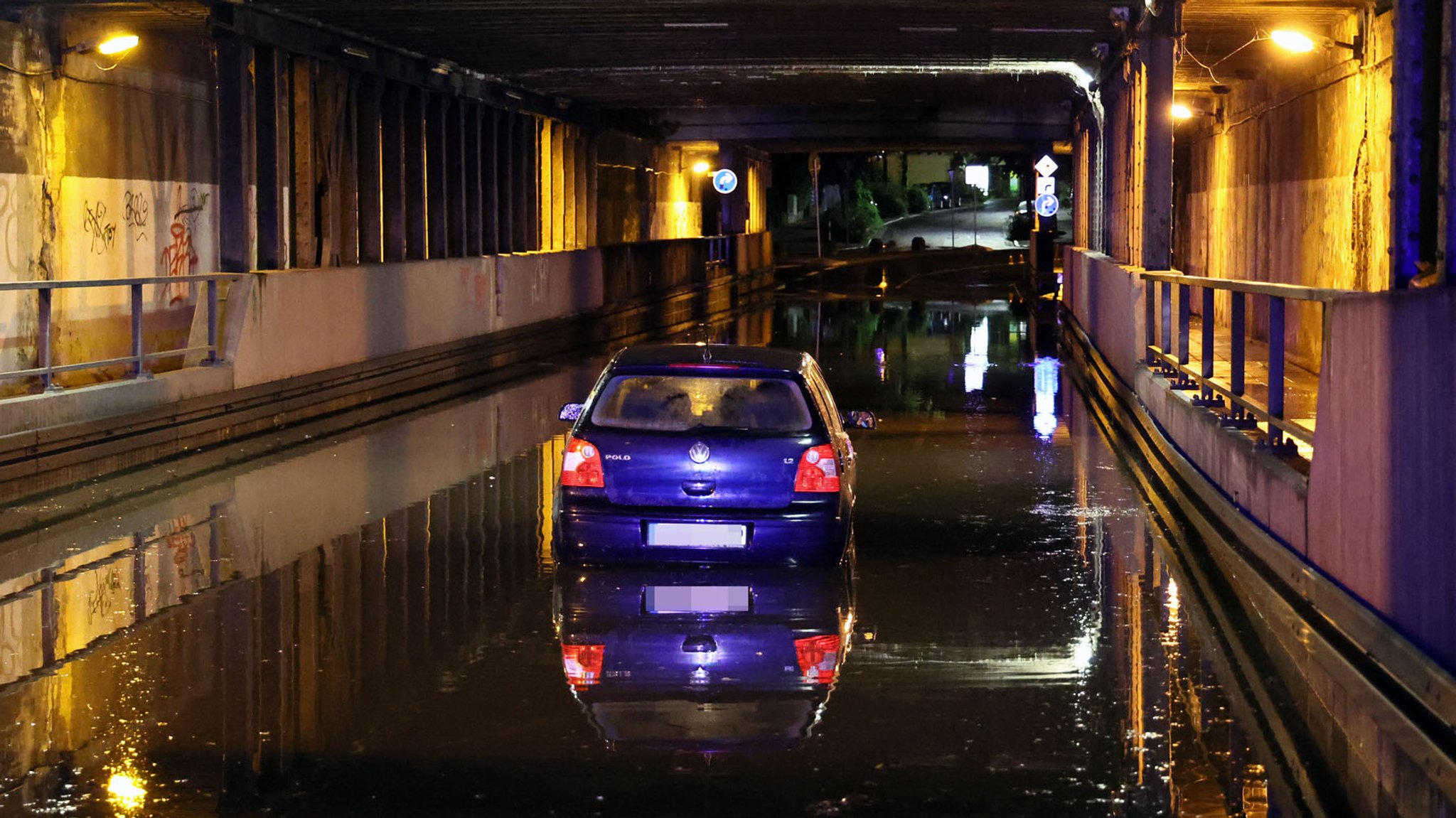 Teile des Aschaffenburger Viadukts in der Goldbacher Straße stehen am 10. Juli unter Wasser.