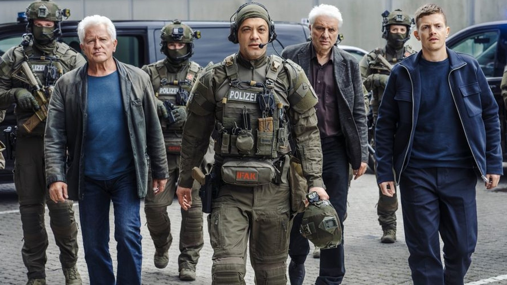 Von links: Kommissar Batic, SEK Chef Buvak, Kommissar Leitmayr und Kommissar Hammermann vor ihrem Einsatz am Klinikum.