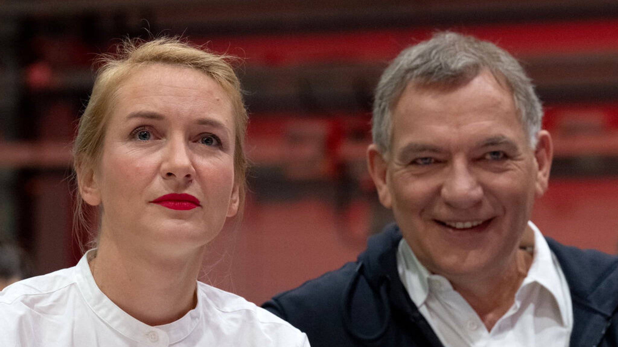 19.10.2024, Sachsen-Anhalt, Halle (Saale): Ines Schwerdtner (l) und Jan van Aken verfolgen auf dem Bundesparteitag der Partei Die Linke die Rede des scheidenden Parteivorsitzenden. Beide stehen zur Wahl für die neue Parteispitze. Auf dem dreitägigen Parteitag wählen die Delegierten einen neuen Vorstand. Foto: Hendrik Schmidt/dpa +++ dpa-Bildfunk +++