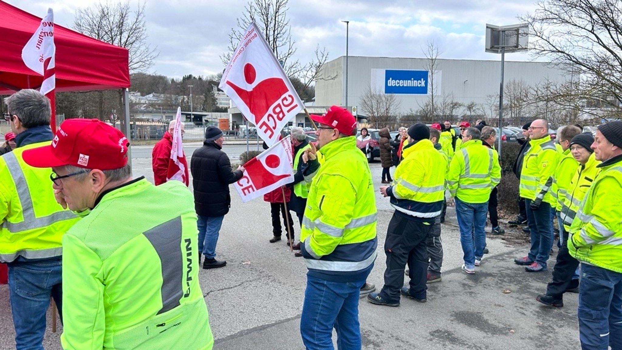Streik in Bogen beim Deceuninck-Konzern. | Bild: BR/Christian Riedl Streik in Bogen beim Deceuninck-Konzern.