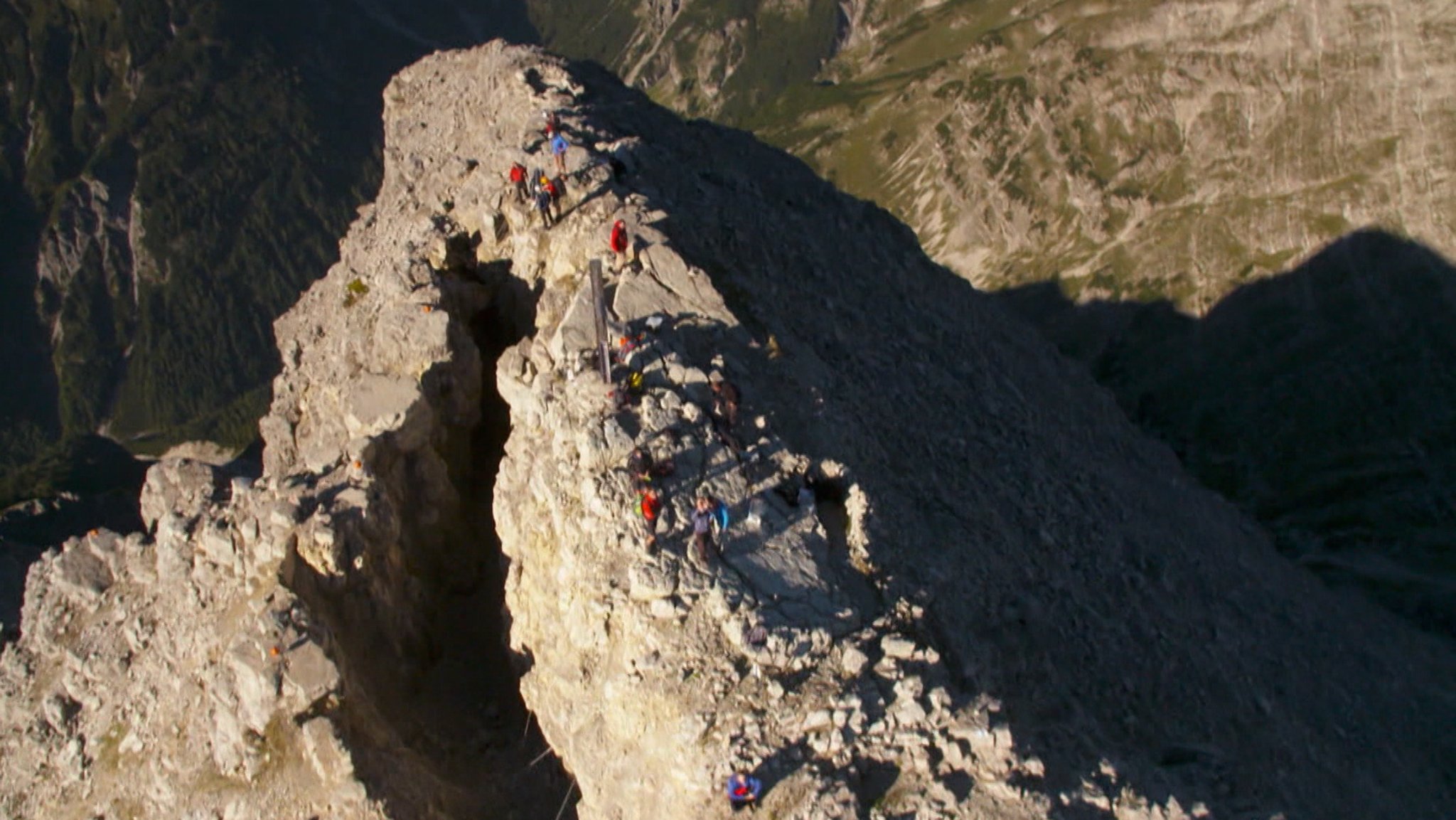 Das Team von Geologe Michael Krautblatter auf dem Gipfel des Hochvogels im Allgäu.