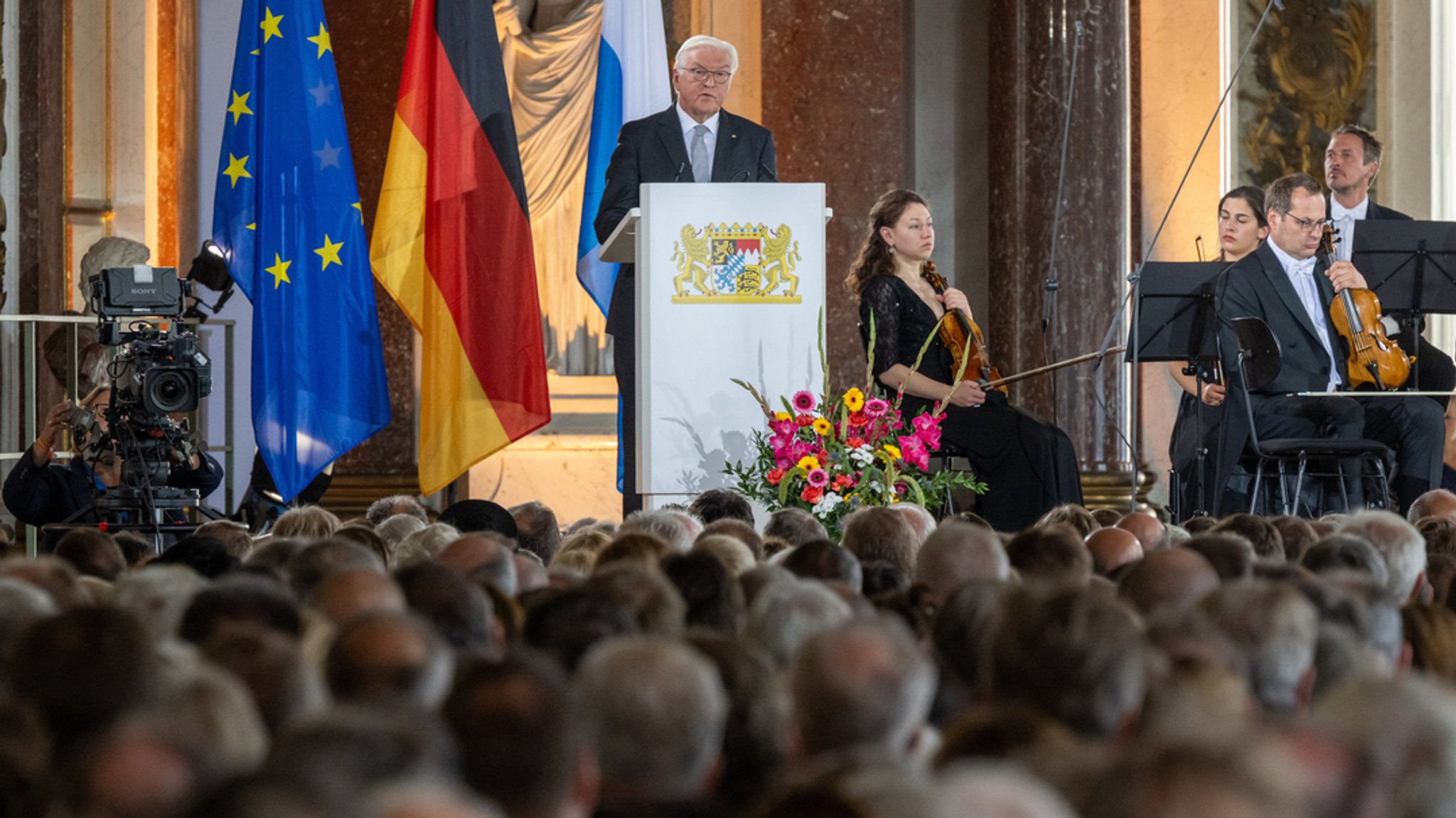 Bundespräsident Steinmeier spricht beim Festakt zum 75. Jahrestag des Verfassungskonvent im Spiegelsaal des Schlosses auf der Insel Herrenchiemsee.