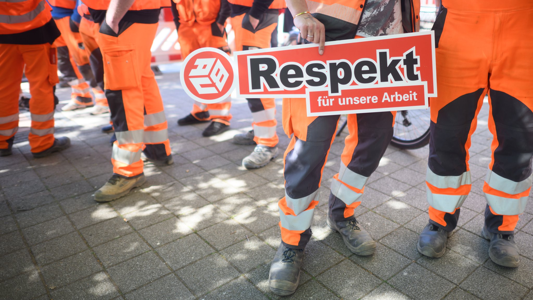 Beschäftigte des Bau-Gewerbes streiken an einer Rohrleitungsbaustelle.