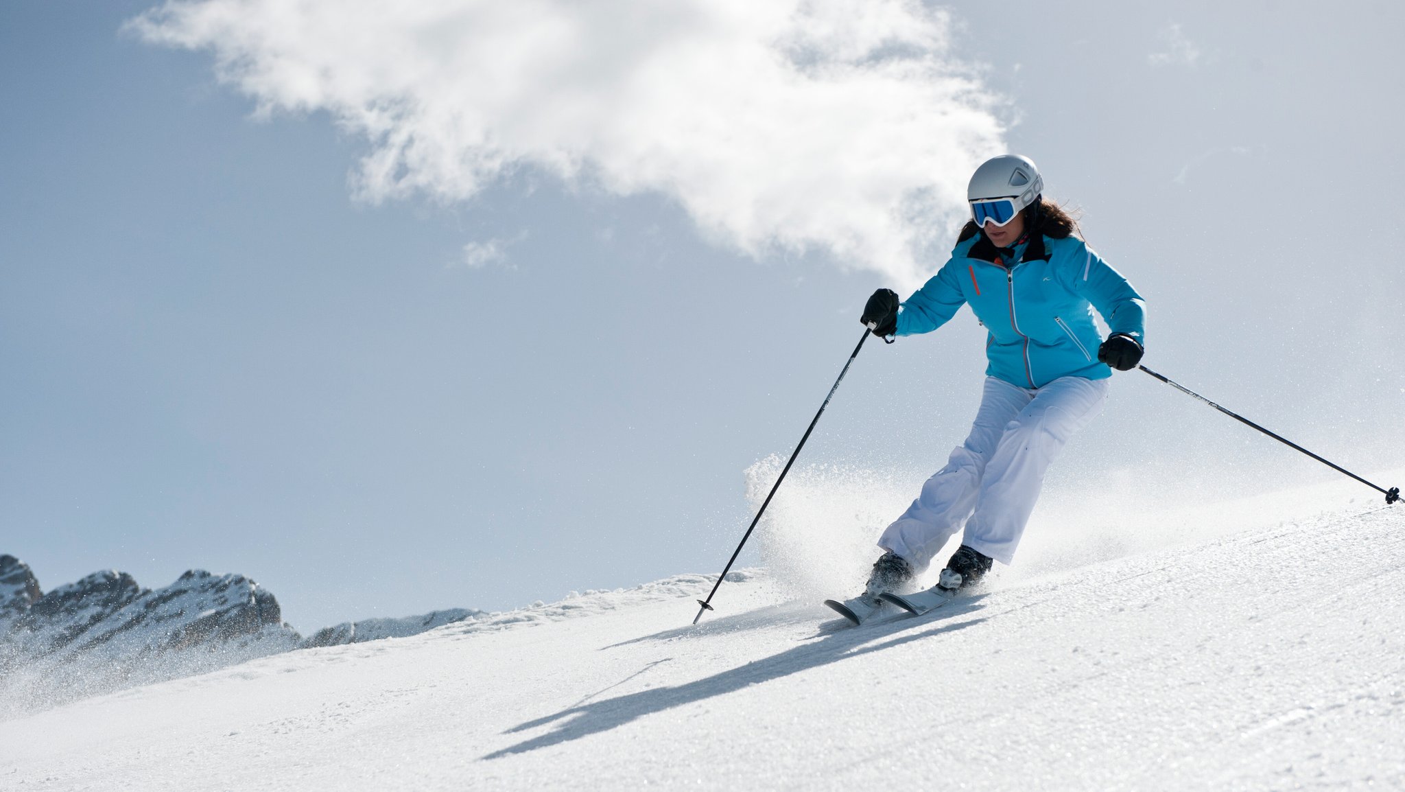 Skifahrerin mit Helm