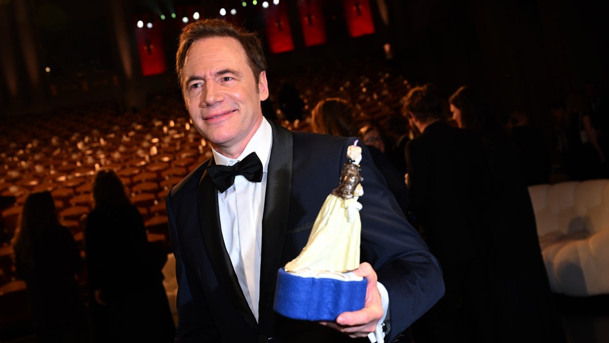 Michael "Bully" Herbig mit seinem Bayerischen Filmpreis.