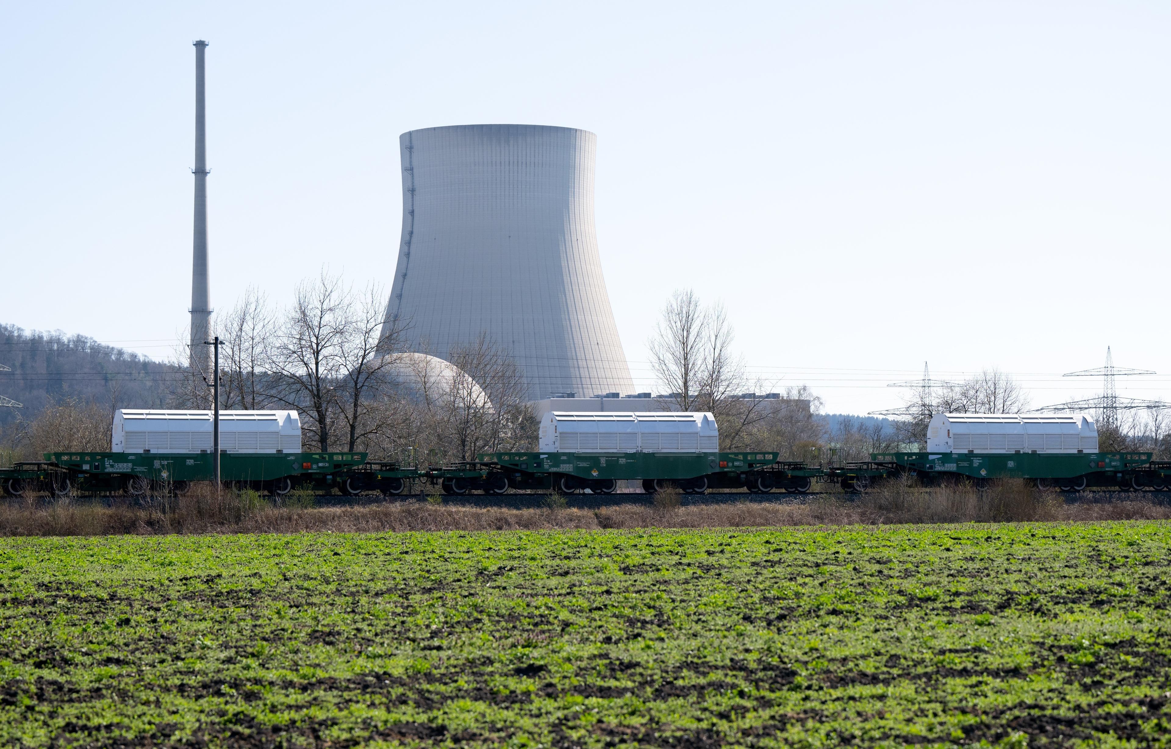Atommüll-Transport vor einem Kühlturm (Symbolbild). Wo kann in Deutschland ein Atommüll-Endlager Platz finden? Die Bundesgesellschaft für Endlagerung präsentiert einen Zwischenstand. 