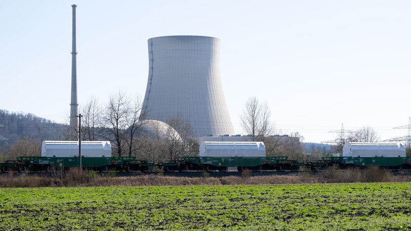Atommüll-Transport vor einem Kühlturm (Symbolbild). Wo kann in Deutschland ein Atommüll-Endlager Platz finden? Die Bundesgesellschaft für Endlagerung präsentiert einen Zwischenstand. | Bild: Bayerischer Rundfunk 2025 Atommüll-Transport vor einem Kühlturm (Symbolbild). Wo kann in Deutschland ein Atommüll-Endlager Platz finden? Die Bundesgesellschaft für Endlagerung präsentiert einen Zwischenstand.