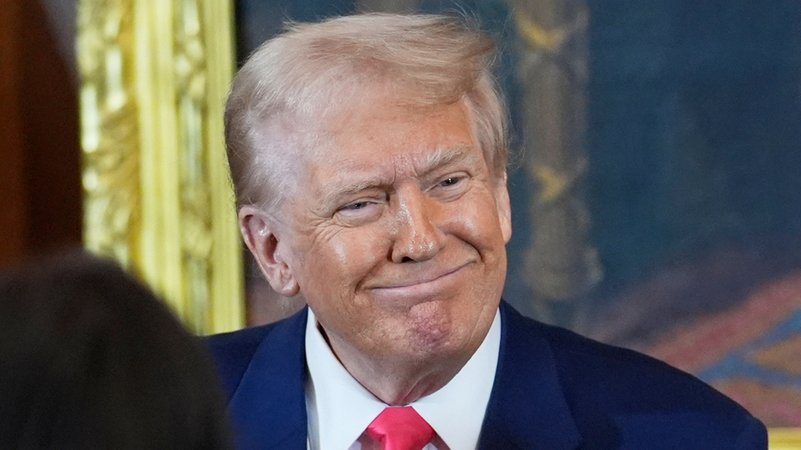 "Digital dunkel" – Wenn Trump den Stecker zieht | Bild: dpa-Bildfunk/J. Scott Applewhite "Digital dunkel" – Wenn Trump den Stecker zieht