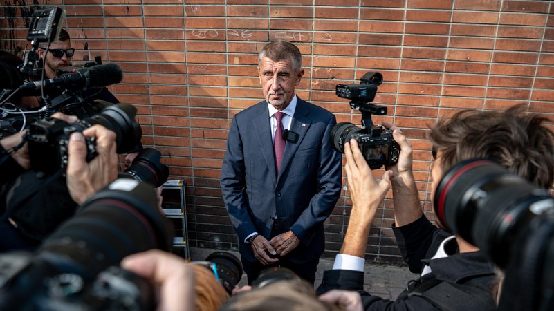 Andrej Babis, umringt von Kameras | Bild: picture alliance / Anadolu | Lukas Kabon Andrej Babis, umringt von Kameras