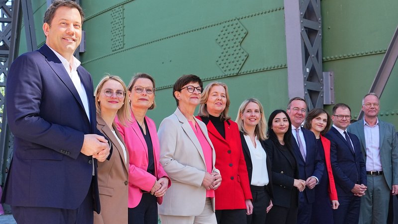 Die neuen Kabinettsmitglieder der SPD | Bild: dpa-Bildfunk/Michael Kappeler Die neuen Kabinettsmitglieder der SPD