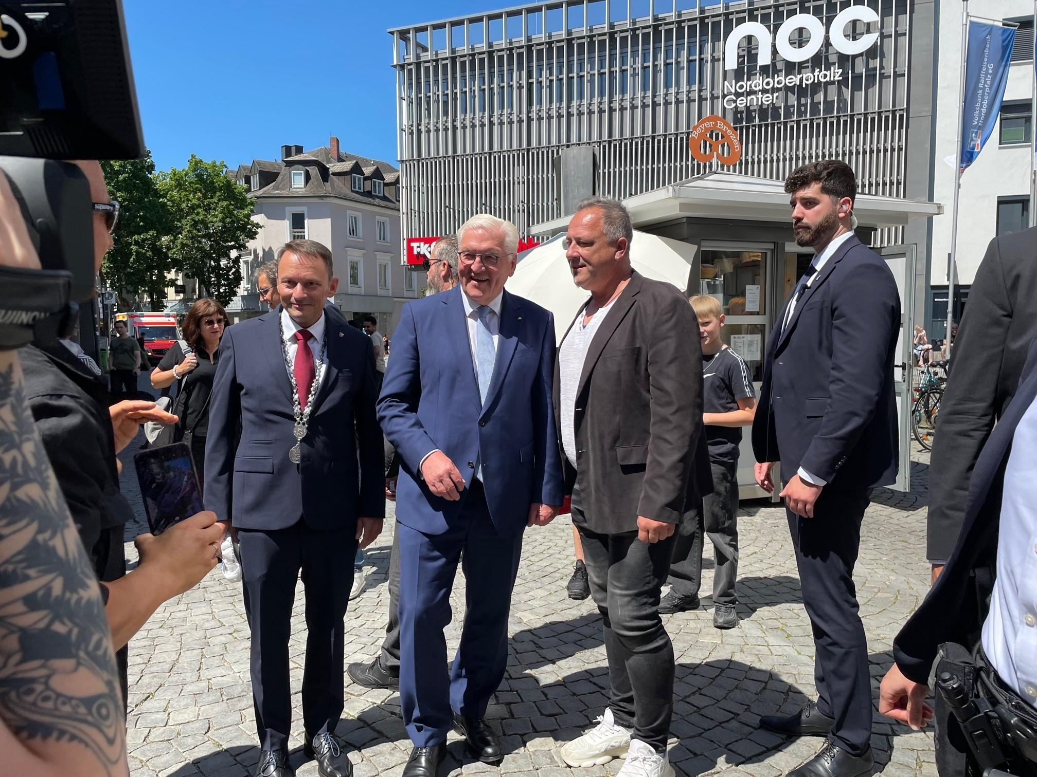 Der Bundespräsident trifft in Weiden verschiedene Menschen.