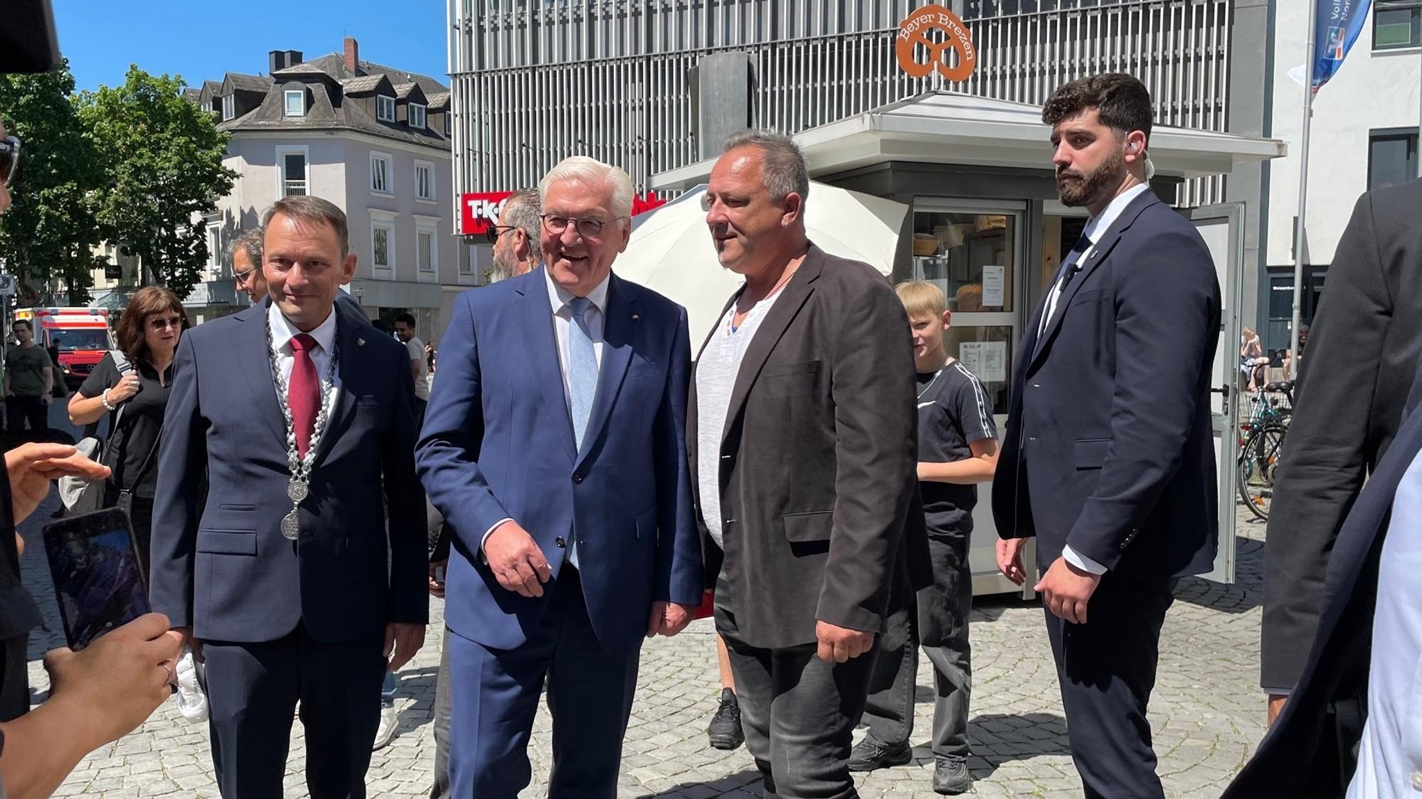 Der Bundespräsident trifft in Weiden verschiedene Menschen.