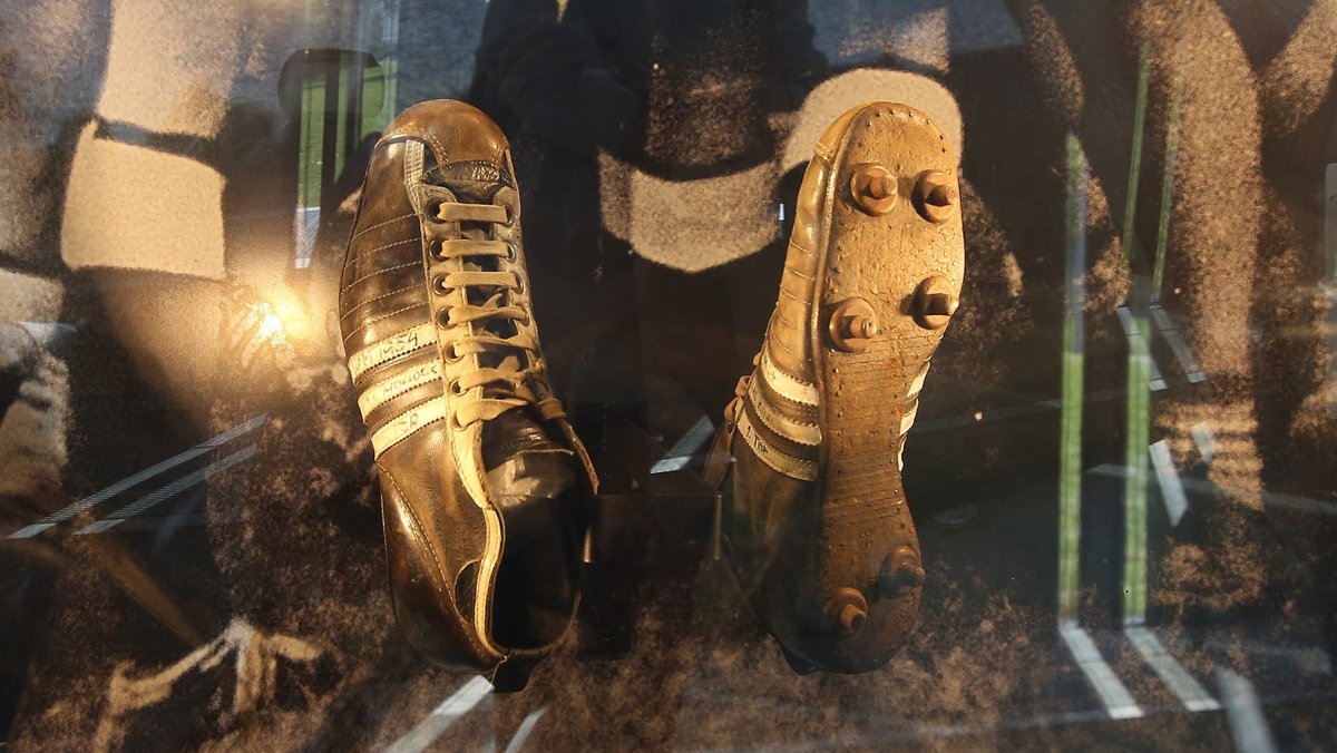 Original-Fußballschuhe mit Schraubstollen aus dem WM-Finale 1954 - ausgestellt im Deutschen Fußballmuseum