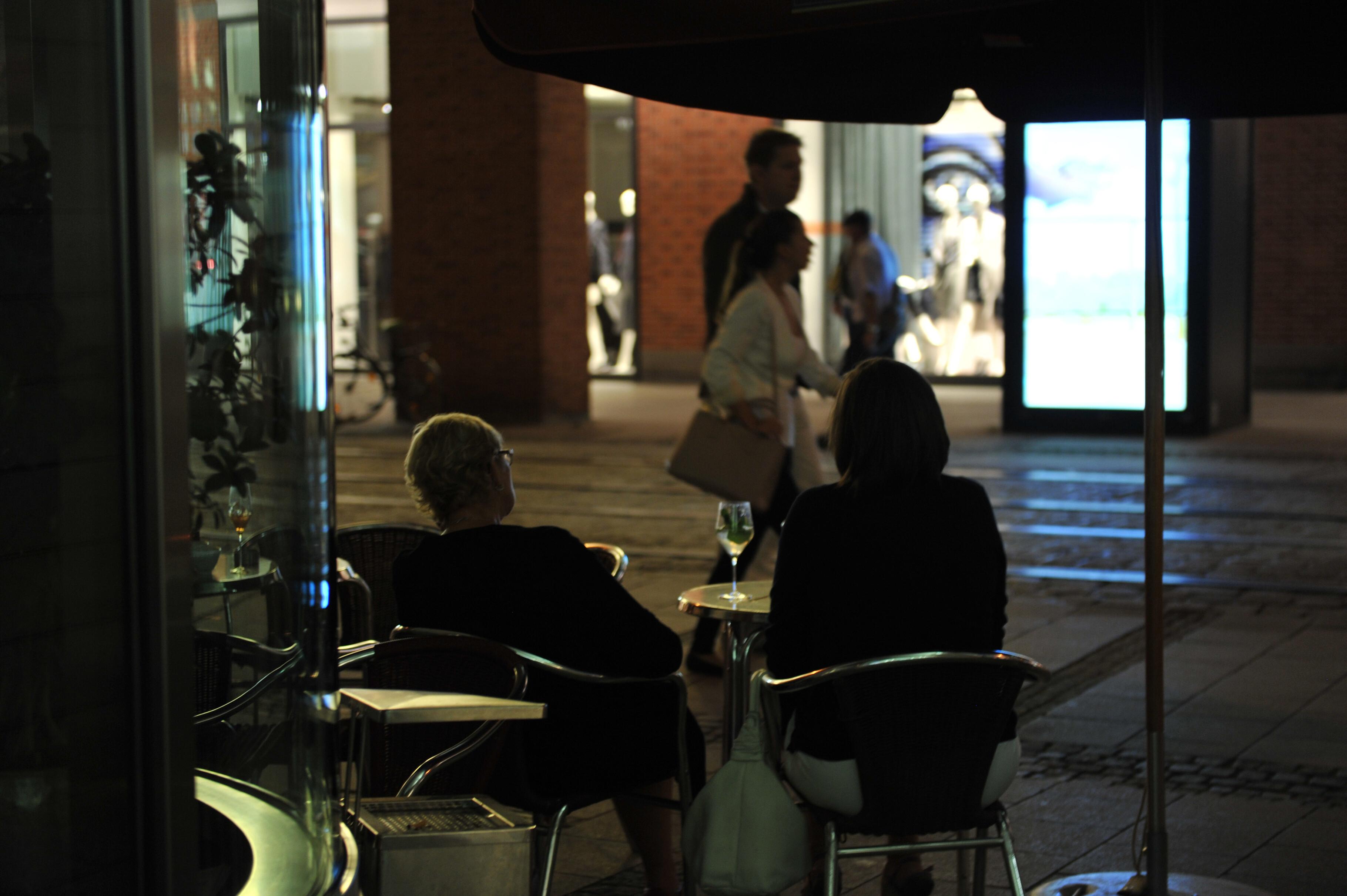 (Symbolbild) Ein Paar sitzt während einer langen Shoppingnacht in einem Bistro