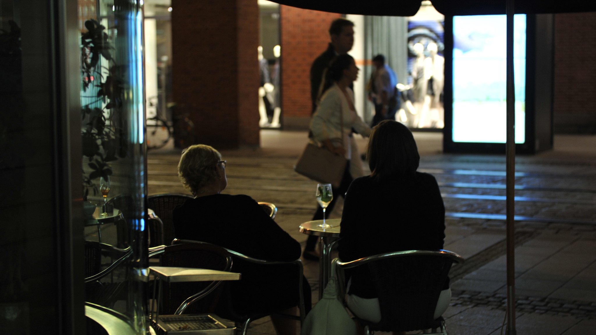 (Symbolbild) Ein Paar sitzt während einer langen Shoppingnacht in einem Bistro