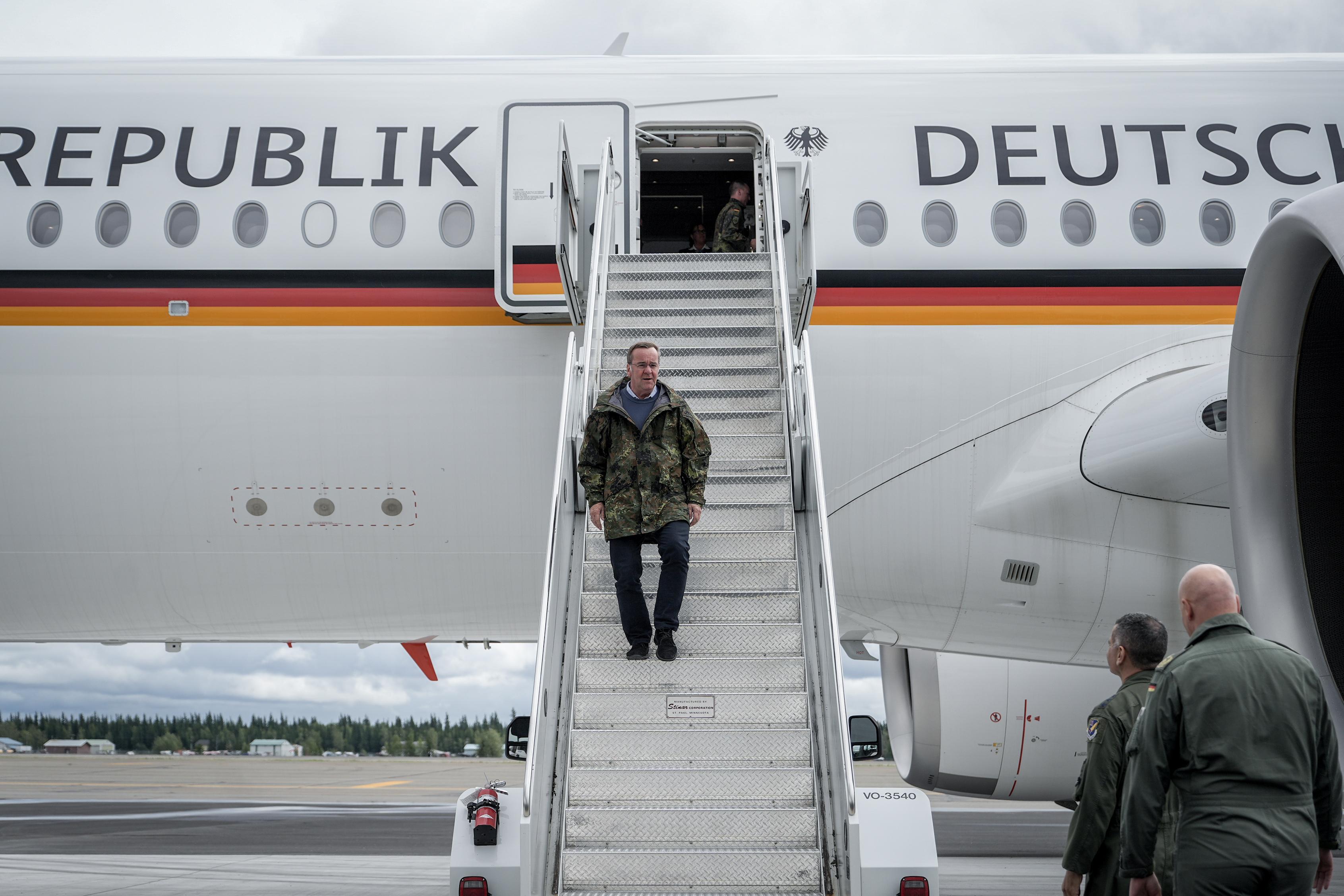 Verteidigungsminister Boris Pistorius verlässt ein Flugzeug