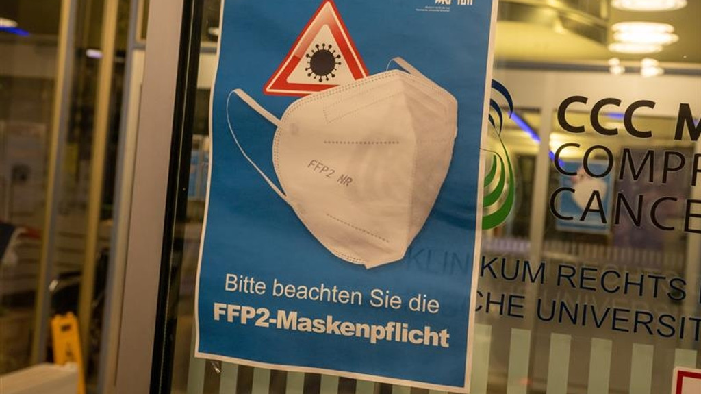 Ein Plakat mit der Aufschrift „Bitte beachten Sie die FFP2-Maskenpflicht“ hängt am Eingang des Krankenhaus "Rechts der Isar".