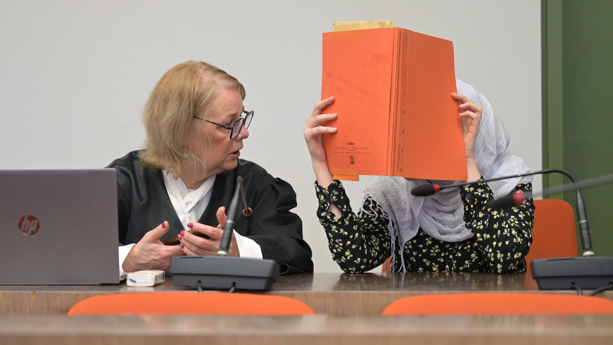 Die Angeklagte sitzt neben ihrer Anwältin Henrike Wittner (l.). 