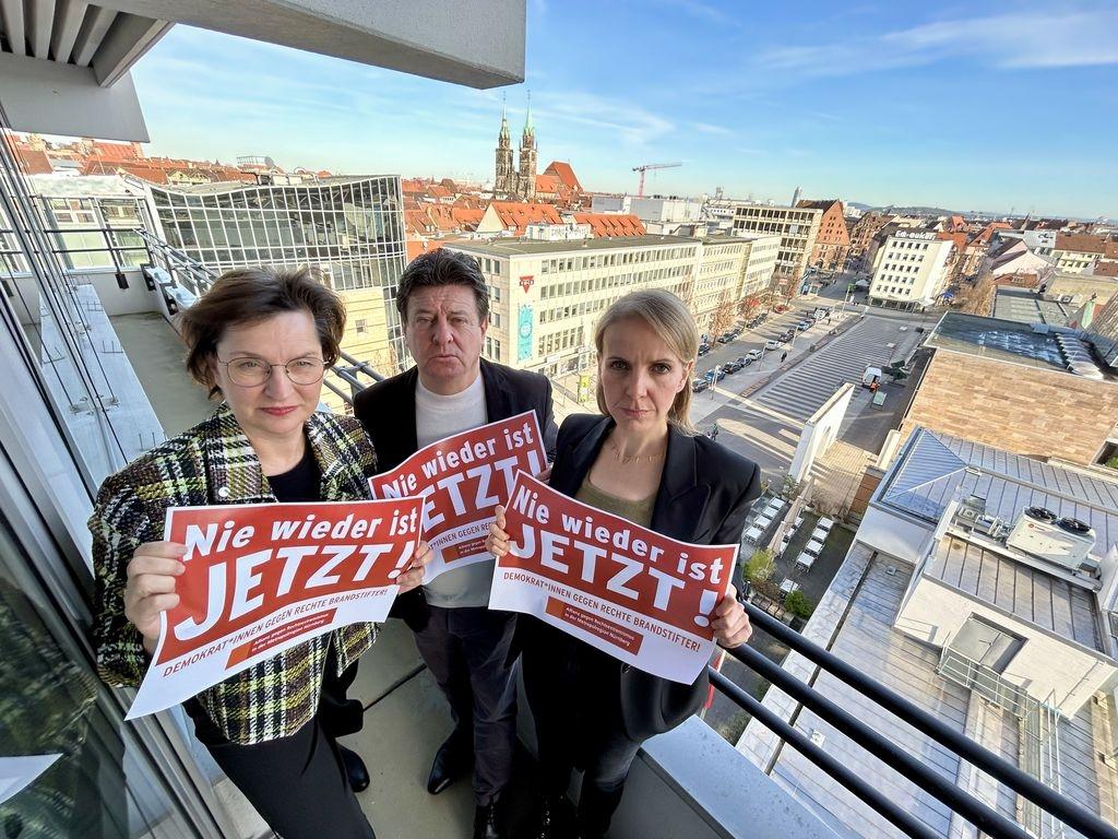 Elisabeth Hann von Weyhern, Stephan Doll und Katharina Fritsch (v.li.)  auf dem Balkon des Gewerkschaftshauses.