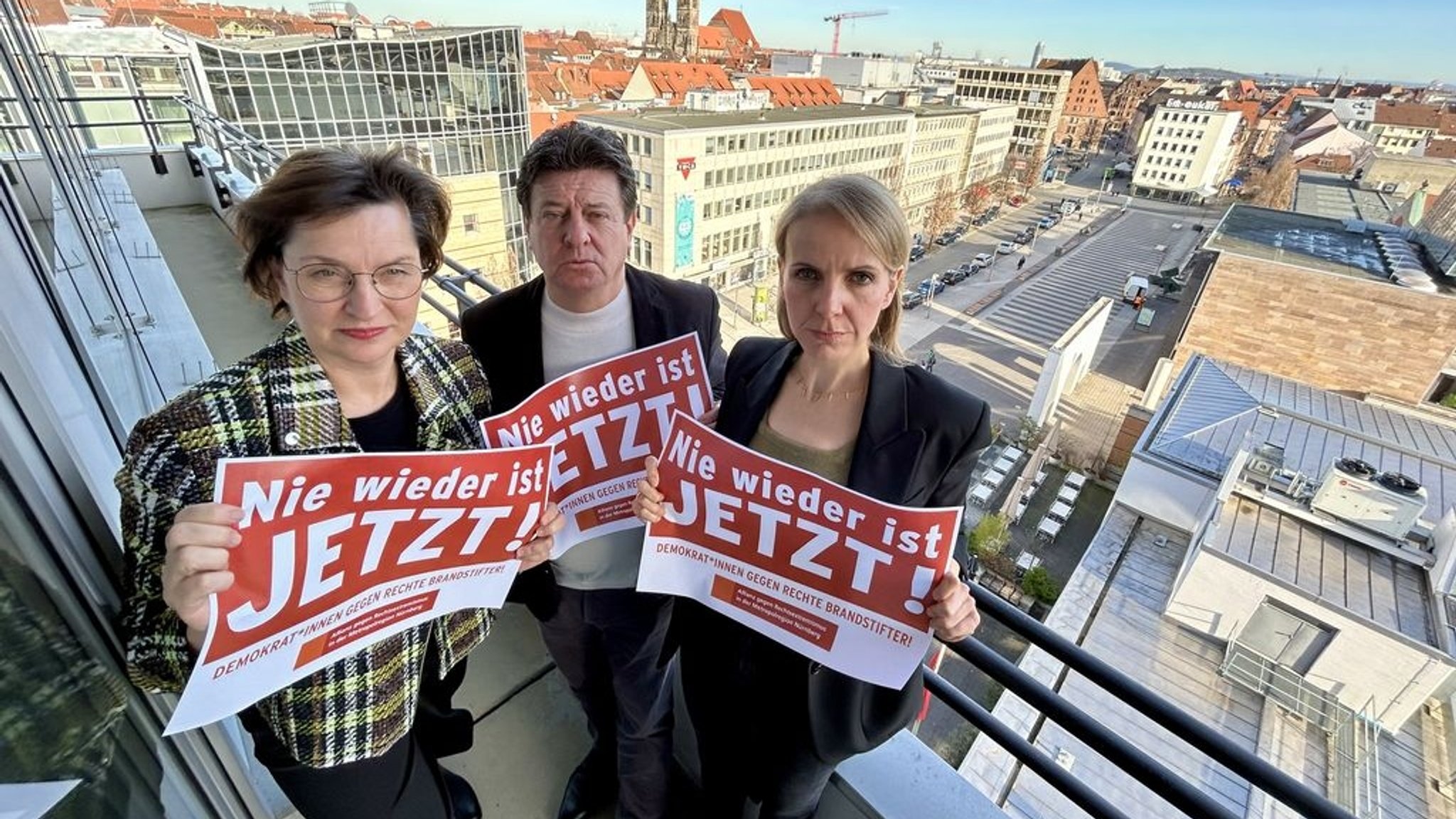 Elisabeth Hann von Weyhern, Stephan Doll und Katharina Fritsch (v.li.)  auf dem Balkon des Gewerkschaftshauses.