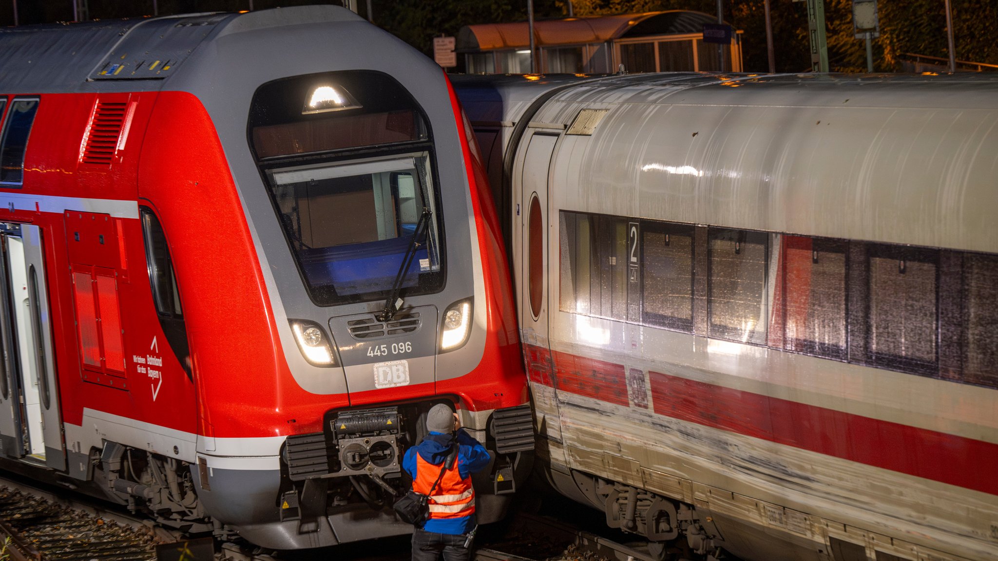 Ein Regionalzug (l) ist am Nachmittag mit einem ICE zusammengestoßen. Bei dem Zugunfall auf der Strecke zwischen München und Ingolstadt sind am Freitag nach ersten Angaben der Polizei mehrere Menschen leicht verletzt worden. | Bild: picture alliance/dpa | Peter Kneffel Ein Regionalzug (l) ist am Nachmittag mit einem ICE zusammengestoßen. Bei dem Zugunfall auf der Strecke zwischen München und Ingolstadt sind am Freitag nach ersten Angaben der Polizei mehrere Menschen leicht verletzt worden.