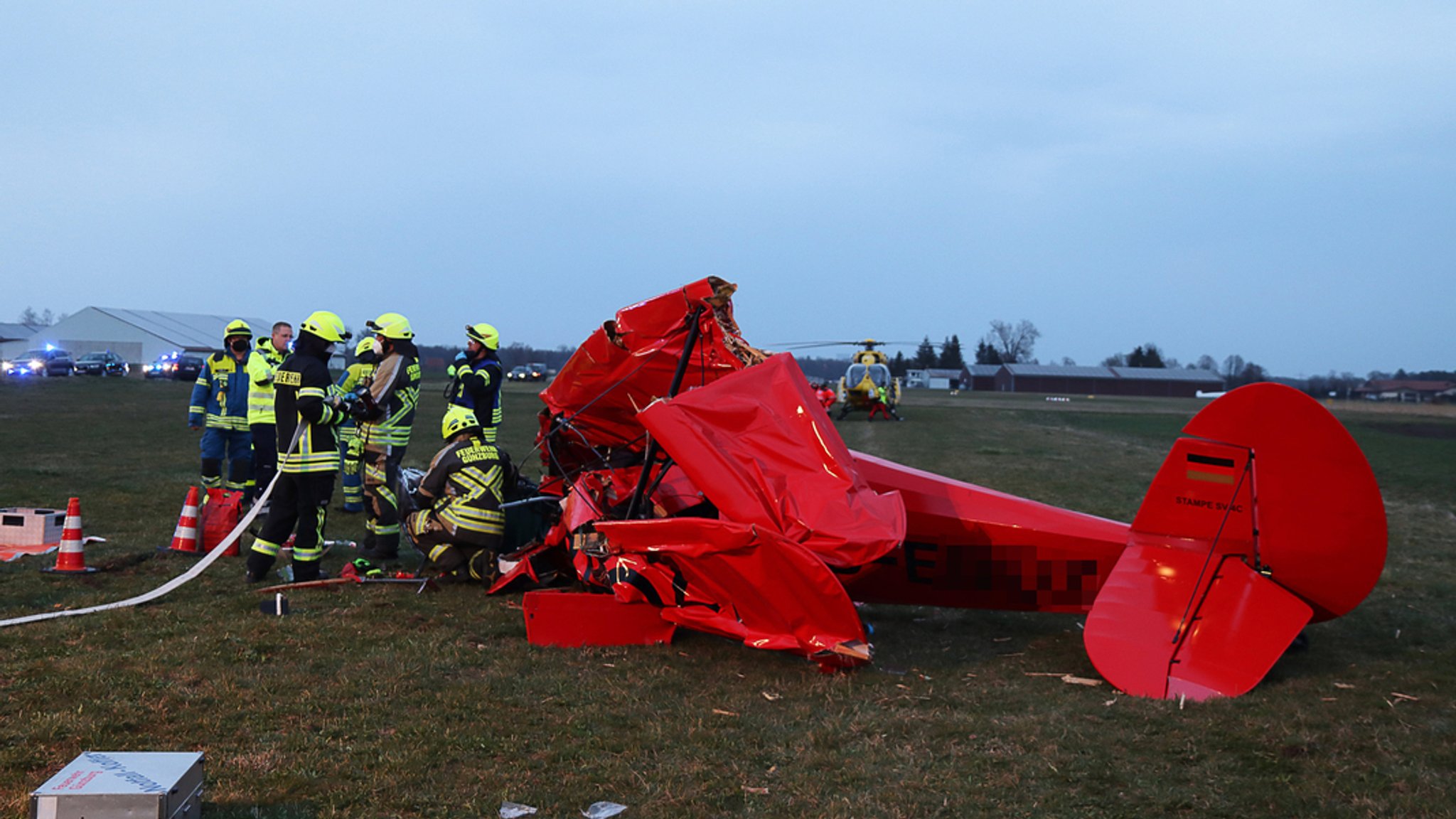 Ein Wunder, dass der Pilot bei dem Doppeldecker-Unfall nur mittelschwer verletzt wurde. 