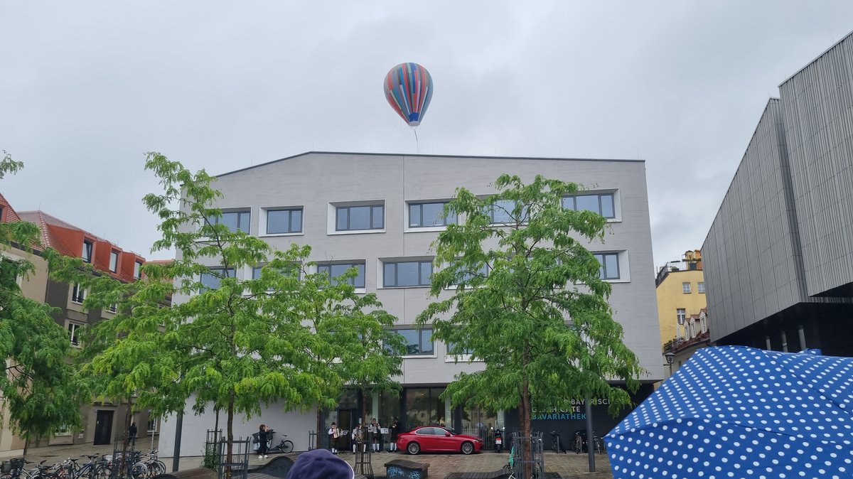 Der bunte Heißluftballon ist über dem Museum zu sehen.