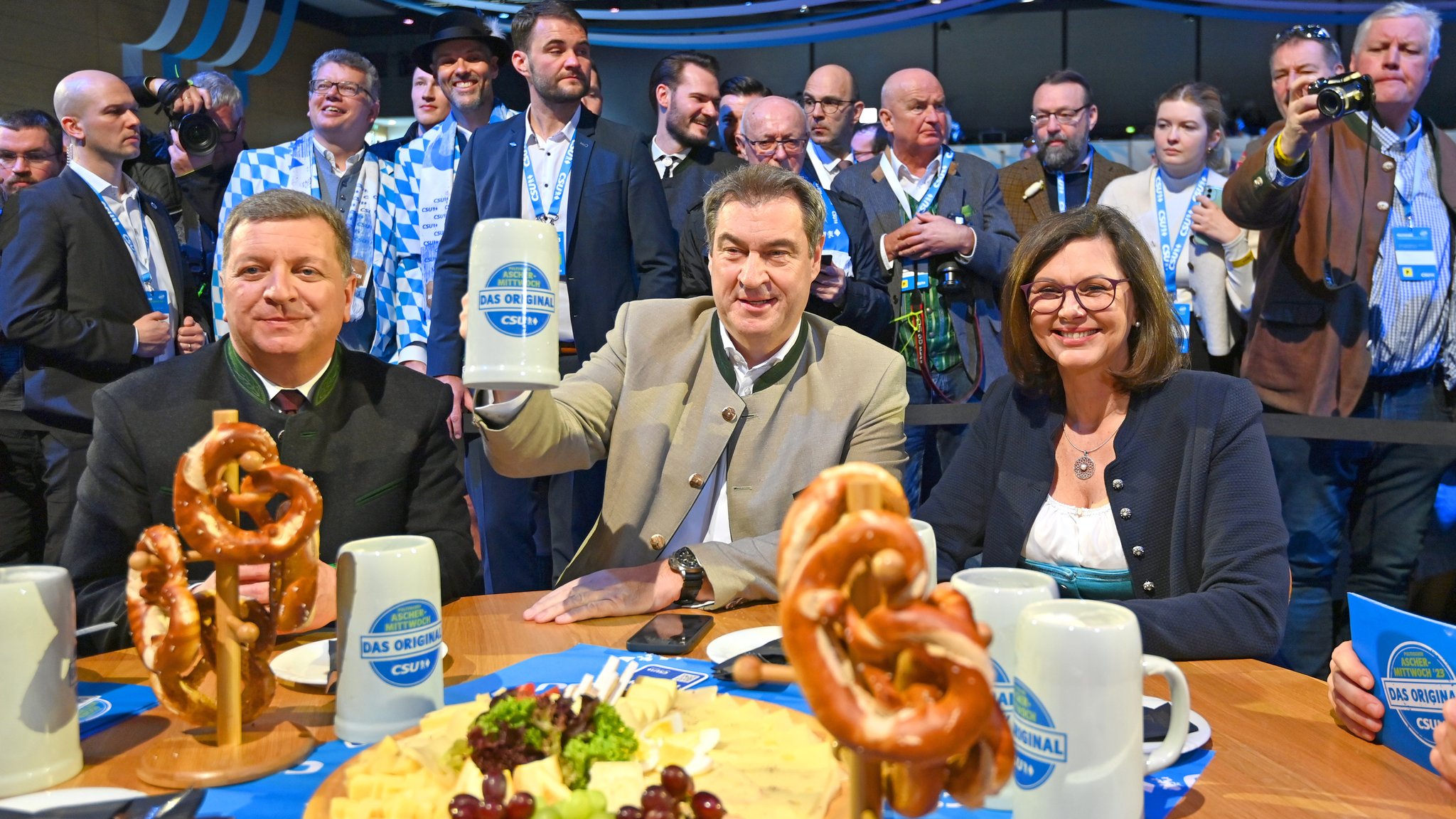 Umringt von Männern wie Ministerpräsident Söder (M.): CSU-Politikerin Ilse Aigner (r.) beim Politischen Aschermittwoch am 22.02.23 in Passau.