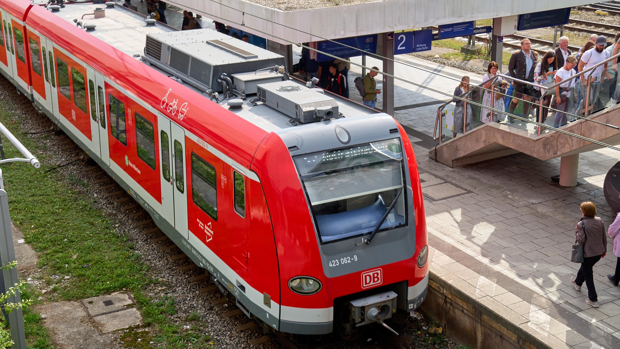 Eine S-Bahn der Deutschen Bahn fährt in den Bahnhof Hackerbrücke in München ein