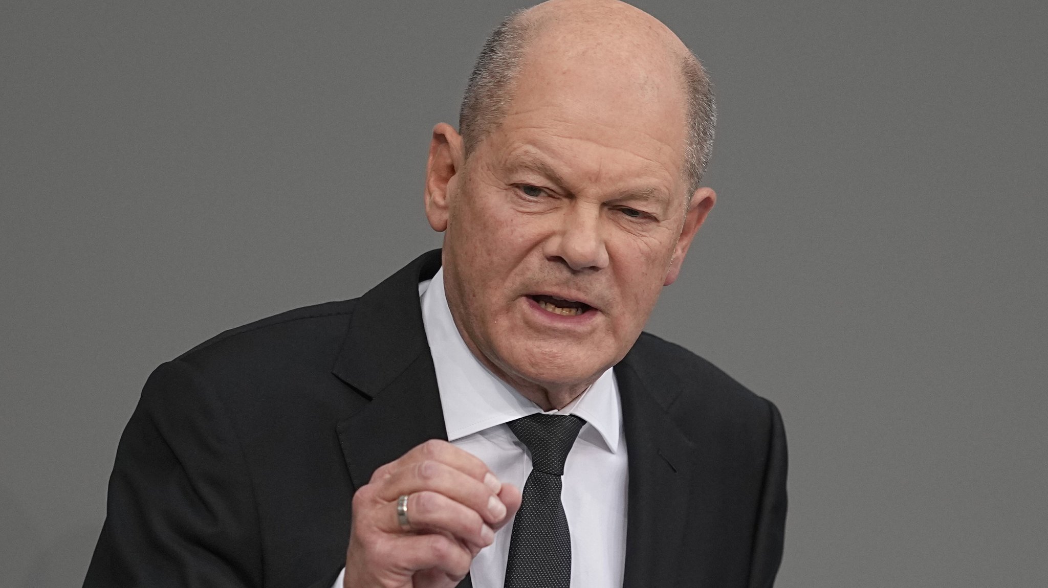 29.01.2025, Berlin: Bundeskanzler Olaf Scholz (SPD) nimmt in einer Regierungserklärung Stellung zu aktuellen innenpolitischen Themen wie dem Messerangriff in Aschaffenburg Stellung. 