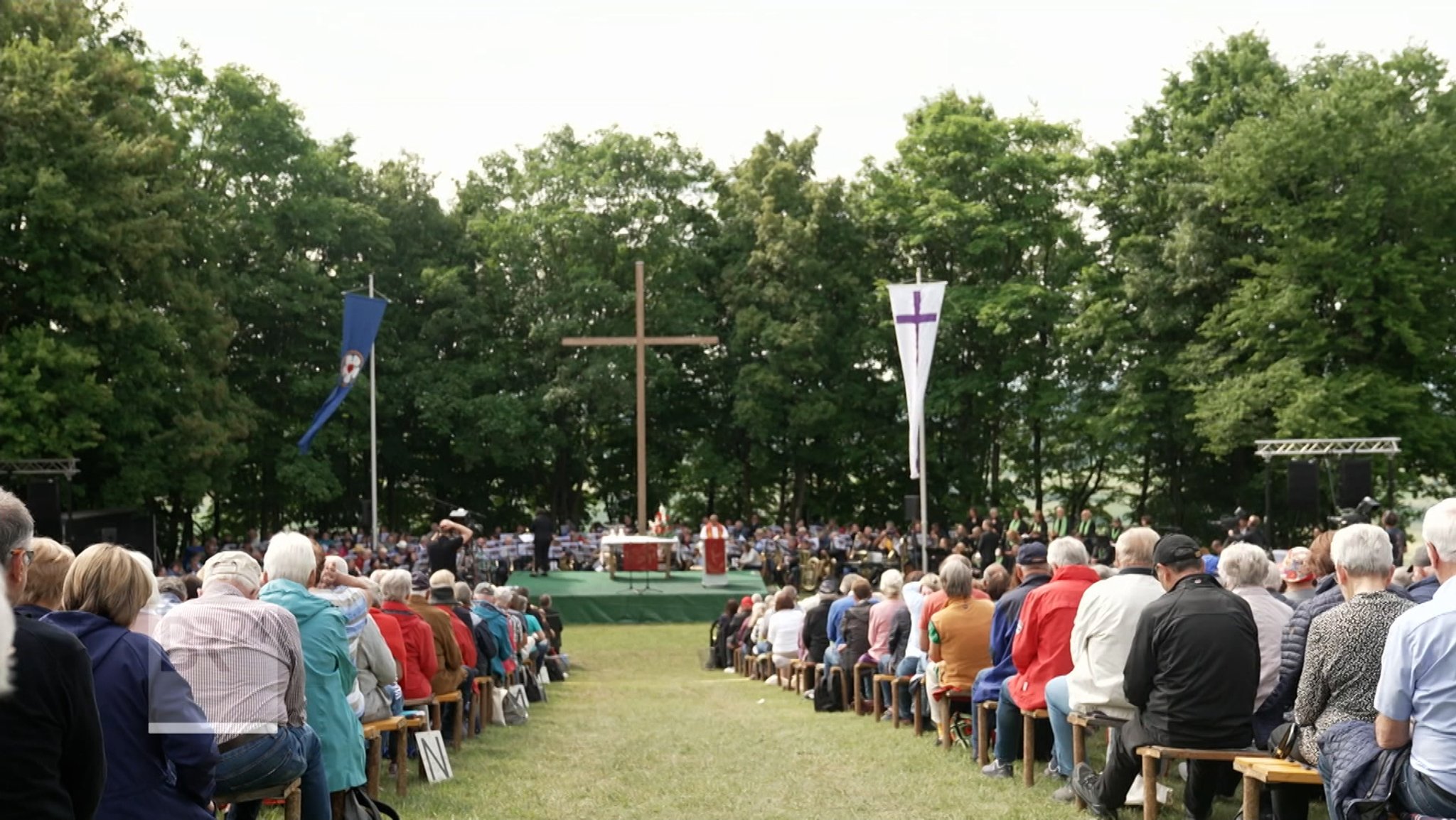 Bayerischer Kirchentag lockt Tausende auf den Hesselberg