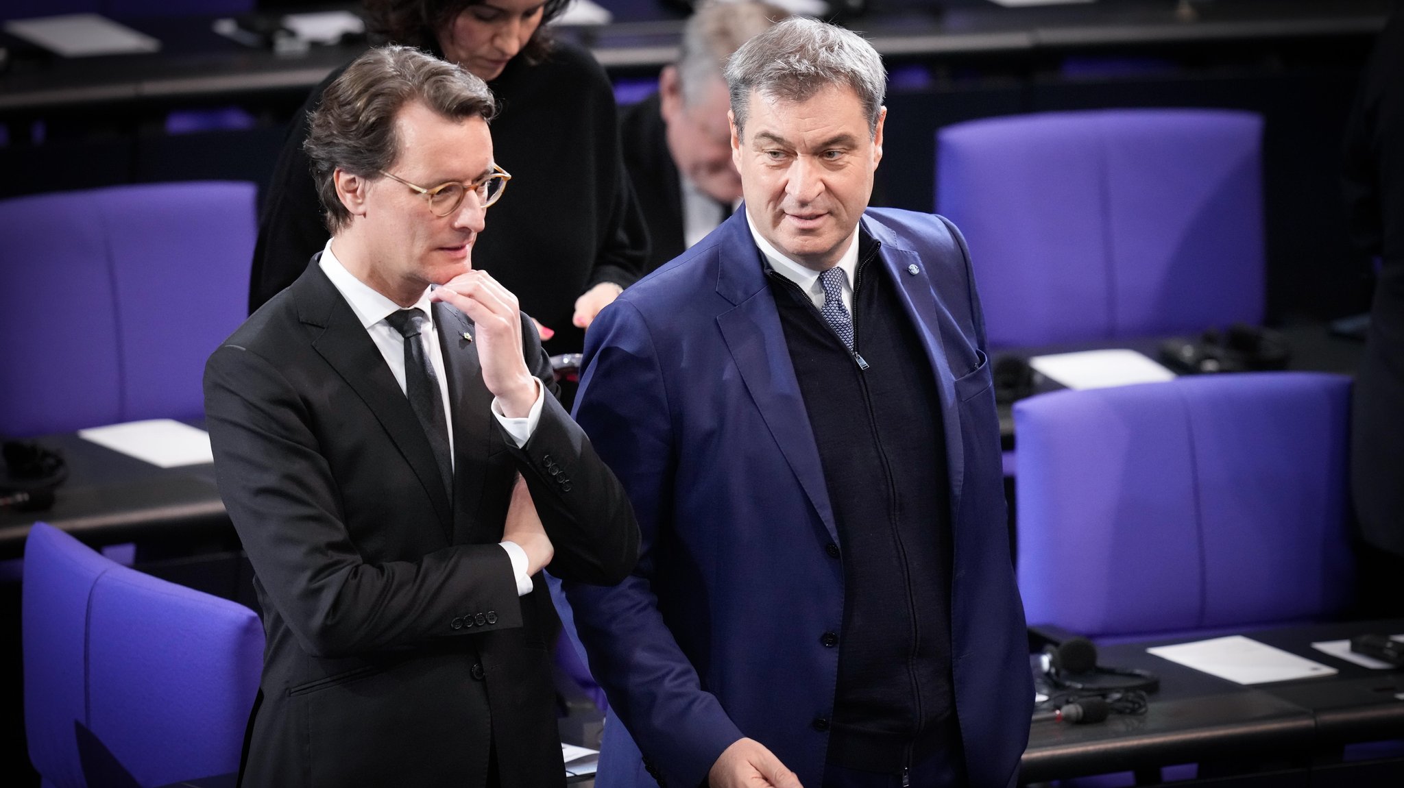 NRW-Ministerpräsident Hendrik Wüst (l.) und Bayerns Regierungschef Markus Söder (r.) im Januar im Plenarsaal des Deutschen Bundestags in Berlin.