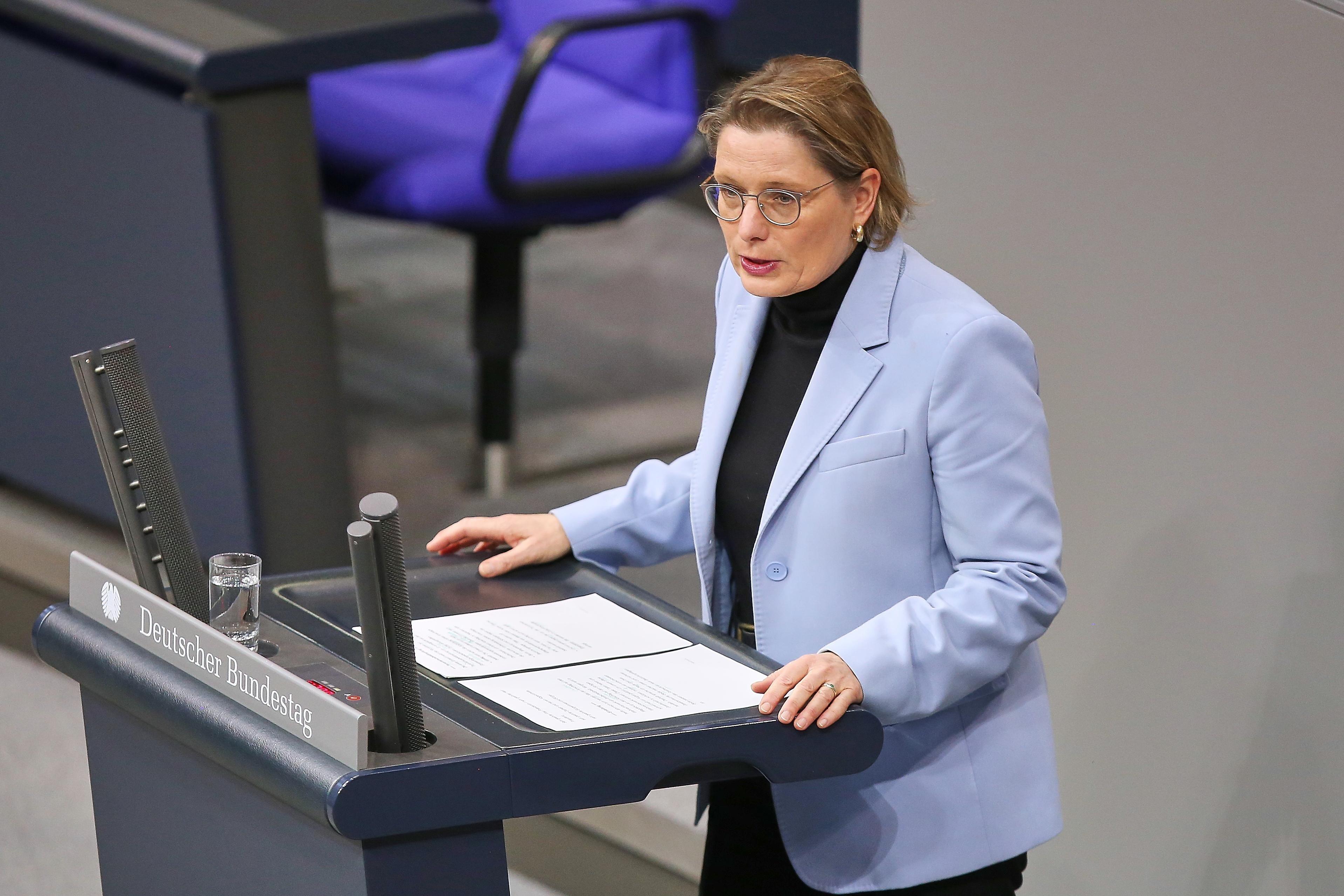 Bundesministerin der Justiz und für Verbraucherschutz Stefanie Hubig (SPD) hält eine Rede im Bundestag