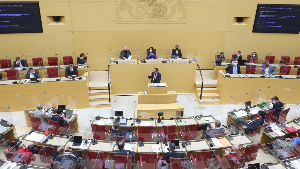 15.02.22: Bayerns Gesundheitsminister Holetschek (CSU) bei seiner Regierungserklärung zum Thema Corona im Bayerischen Landtag.